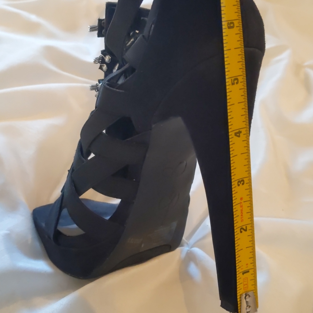 Shoes - Picture 4 of 4